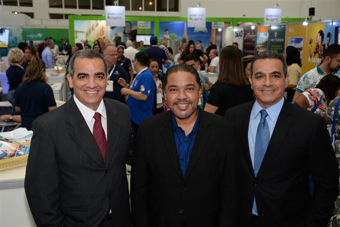 Os três diretores do evento comemoram o sucesso da feira: Cláudio Júnior, no meio, entre os irmãos Bruno Mesquita e Breno Mesquita