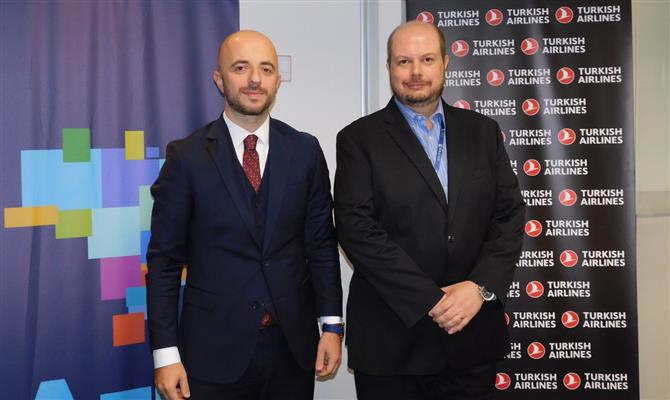 Ahmet Olmustur, diretor de Marketing da Turkish, e Alexandre Malfitani, CFO da Azul, assinam acordo de compartilhamento de programas de fidelidade