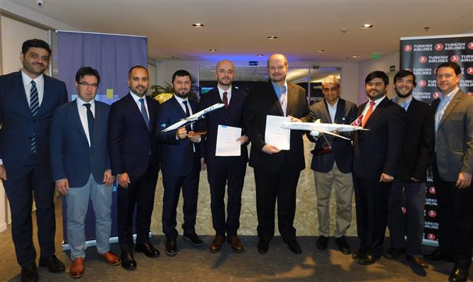 Ahmet Olmustur, da Turkish, e Alexandre Malfitani, da Azul, se reúnem com Abhi Shah, VP de Receitas da Azul e demais executivos das aéreas para celebrar acordo