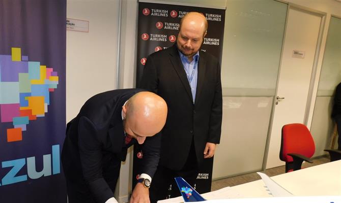 Ahmet Olmustur, da Turkish Airlines, acredita em um aumento da capacidade para América Latina até 2020; ao seu lado Alexandre Malfitani, da Azul
