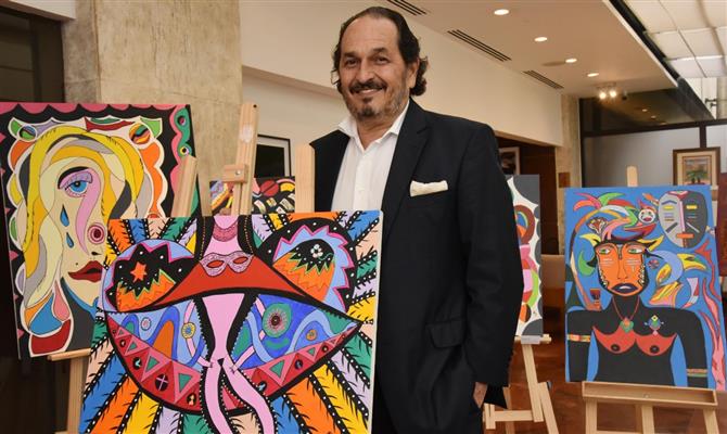 Philippe Seigle, responsável pelas marcas de luxo da Accor Hotels no Rio, entre alguns de seus quadros em exposição no Sofitel Ipanema