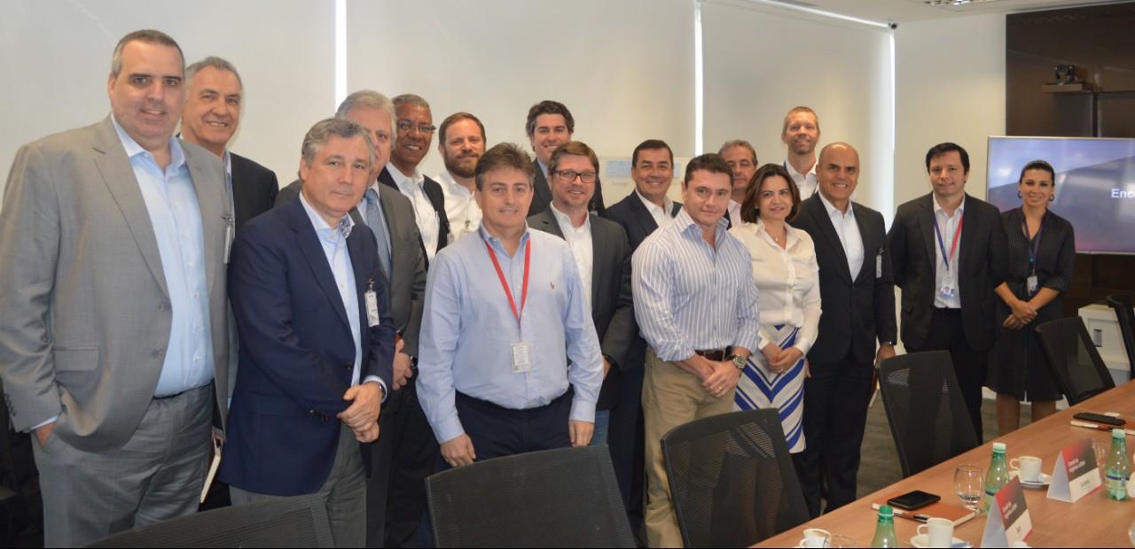Igor Miranda, diretor de Marketing da Latam Brasil, ao centro, e Jerome Cadier, presidente da companhia (na parte de trás, à direita) com os integrantes do Comitê de Negócios