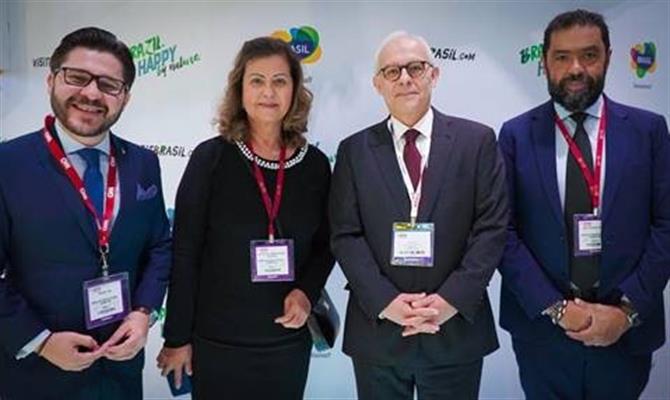 Gilson Lira e Teté Bezerra, da Embratur, com o embaixador do Brasil no Reino Unido, Fred Arruda, e o secretário do Ministério do Turismo, Totó Parente
