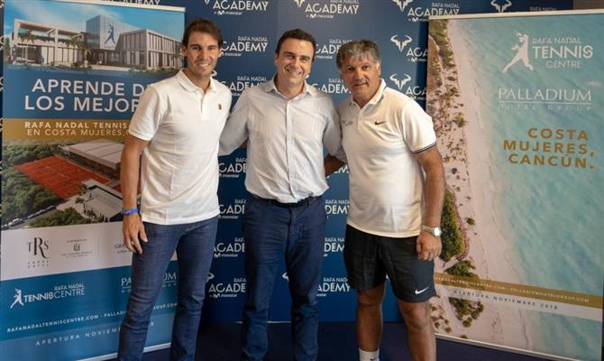 Abel Matutes Prats, CEO do Palladium Hotel Group, entre o tenista Rafael Nadal e o diretor da Academia Rafa Nadal por Movistar, Toni Nadal