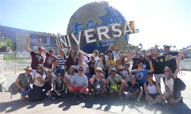 Os participantes em frente à famosa bola da Universal