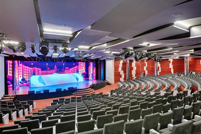 Teatro Odeon recebe 934 espectadores por vez e tem espetáculos todas as noites