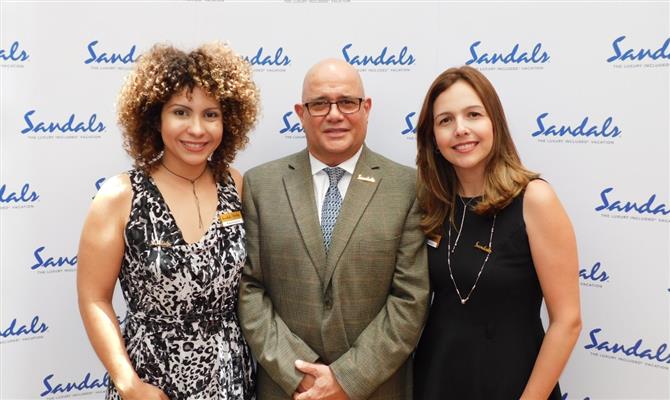 Representantes da Sandals no Brasil, Raquel Queiroz e Renata Salina, com o diretor de Vendas para a América Latina, Silvio Páez