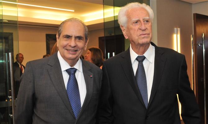 José Roberto Tadros com seu antecessor, Antonio Oliveira Santos