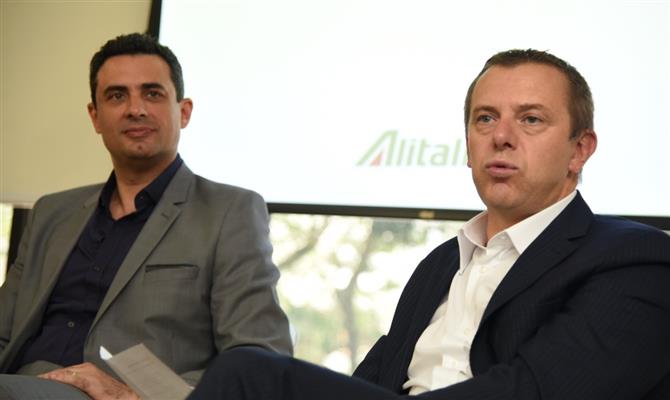 Bonacchi, à direita, fala sobre os planos da Alitalia, com Antunes ao fundo
