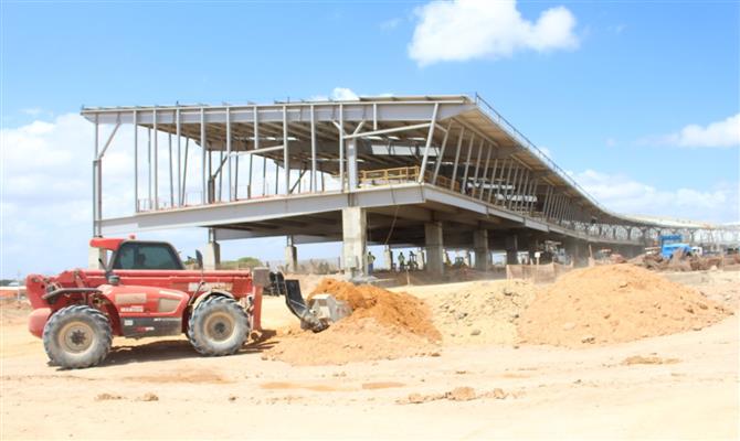 Novo edifício está sendo construído com oito novas portas de embarque, e será anexado ao complexo principal do aeroporto