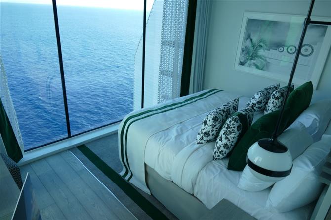 Edge Villa conta com dois andares - na foto, o segundo andar, com cama de casal de frente para o mar