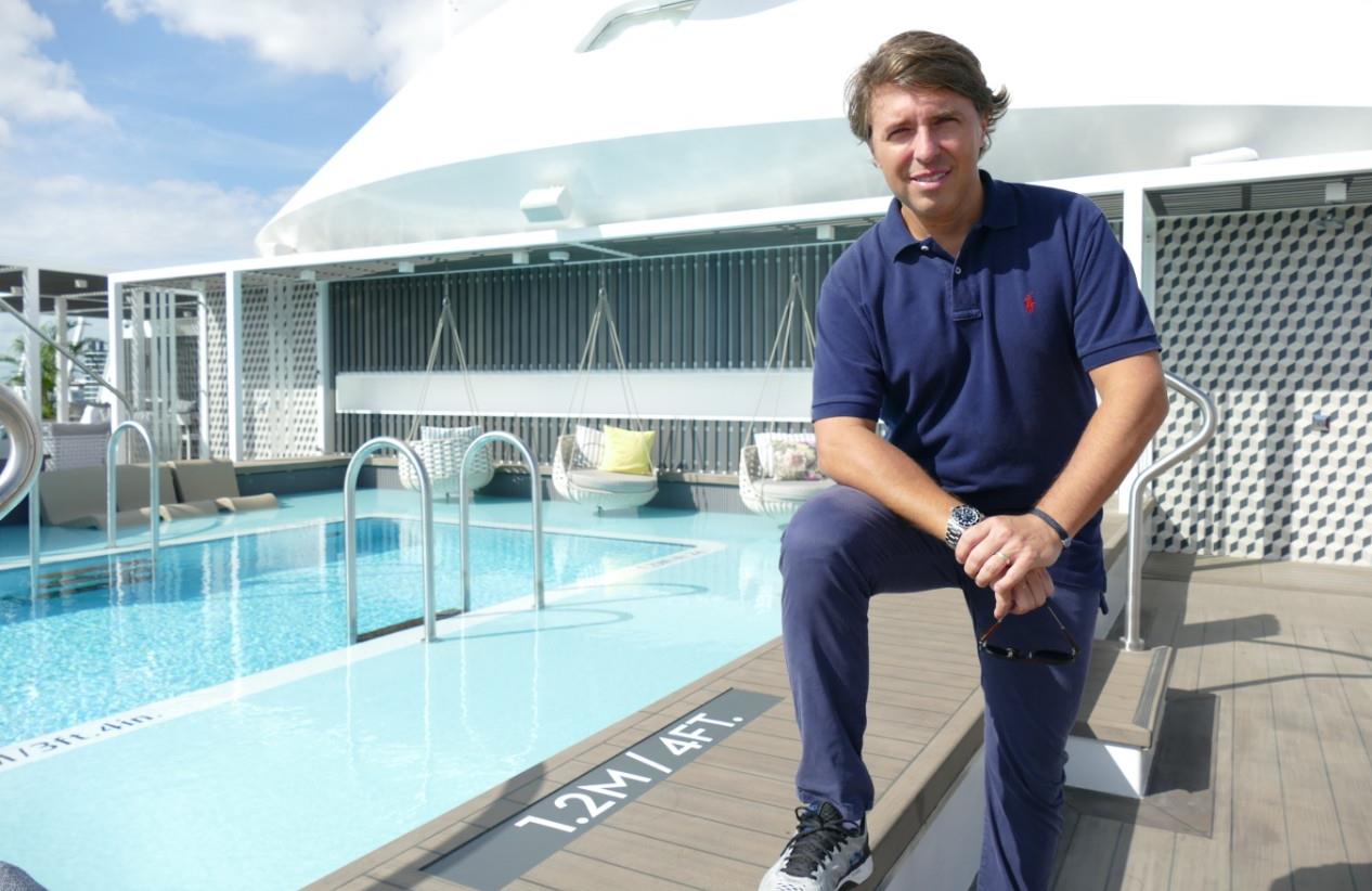 Ricardo Amaral, CEO da R11, na piscina do The Retreat, exclusiva para hóspedes das Suítes