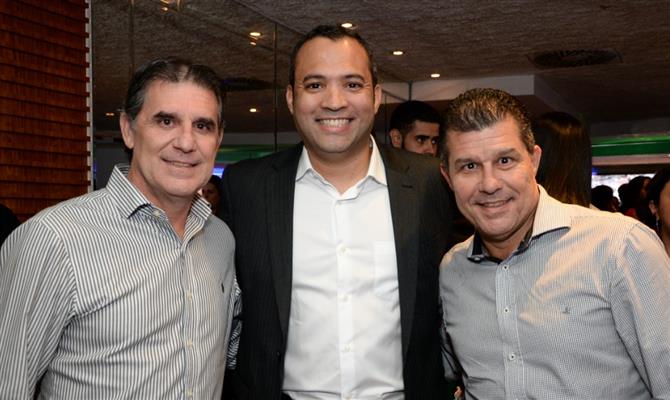Peterson Prado, da Avipam, entre Mario Antonio e Luis Paulo Luppa, do Grupo Trend