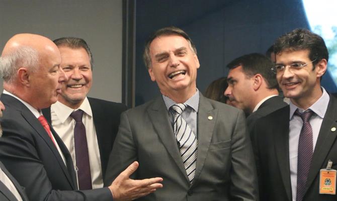 Bolsonaro, ao centro, com o futuro ministro do Turismo, Álvaro Antônio (à dir.) e Herculano Passos (à esq.)