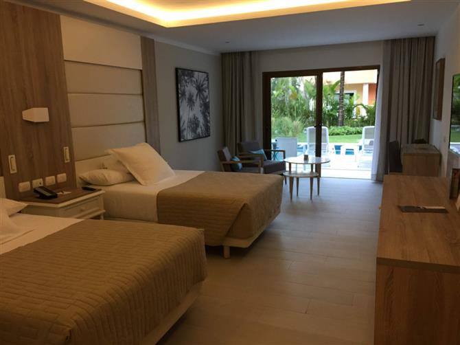 Os banheiros e área de frigobar dos dois modelos são semelhantes. Todos os hóspedes também têm acesso aos mesmos serviços, como concierge e mordomo 24h