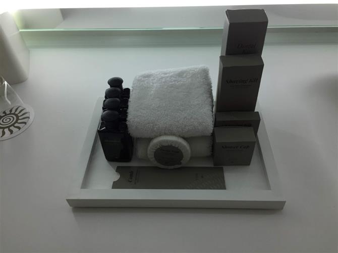 Os banheiros e área de frigobar dos dois modelos são semelhantes. Todos os hóspedes também têm acesso aos mesmos serviços, como concierge e mordomo 24h