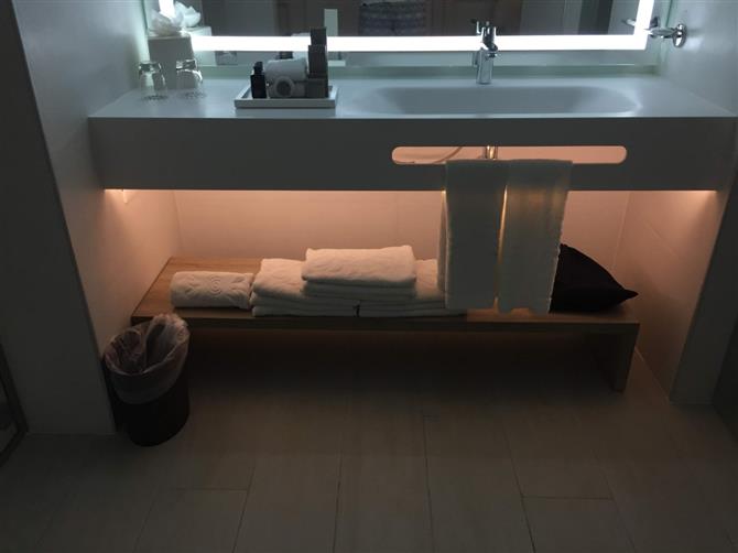 Os banheiros e área de frigobar dos dois modelos são semelhantes. Todos os hóspedes também têm acesso aos mesmos serviços, como concierge e mordomo 24h