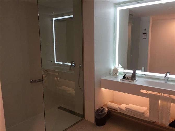 Os banheiros e área de frigobar dos dois modelos são semelhantes. Todos os hóspedes também têm acesso aos mesmos serviços, como concierge e mordomo 24h