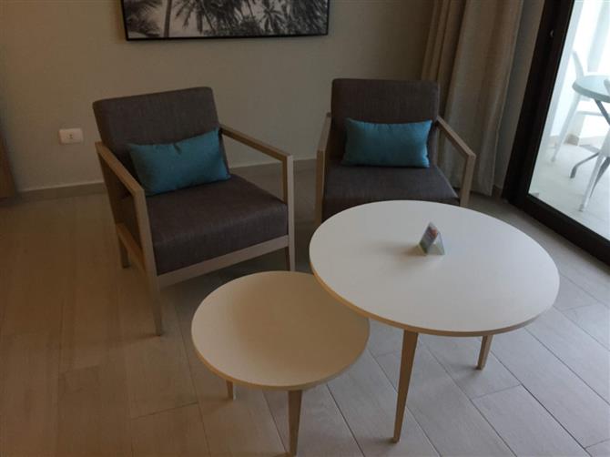 Os banheiros e área de frigobar dos dois modelos são semelhantes. Todos os hóspedes também têm acesso aos mesmos serviços, como concierge e mordomo 24h