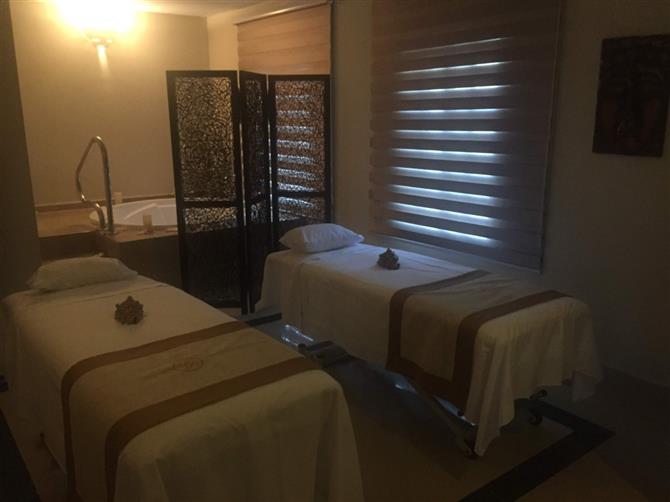 Os banheiros e área de frigobar dos dois modelos são semelhantes. Todos os hóspedes também têm acesso aos mesmos serviços, como concierge e mordomo 24h