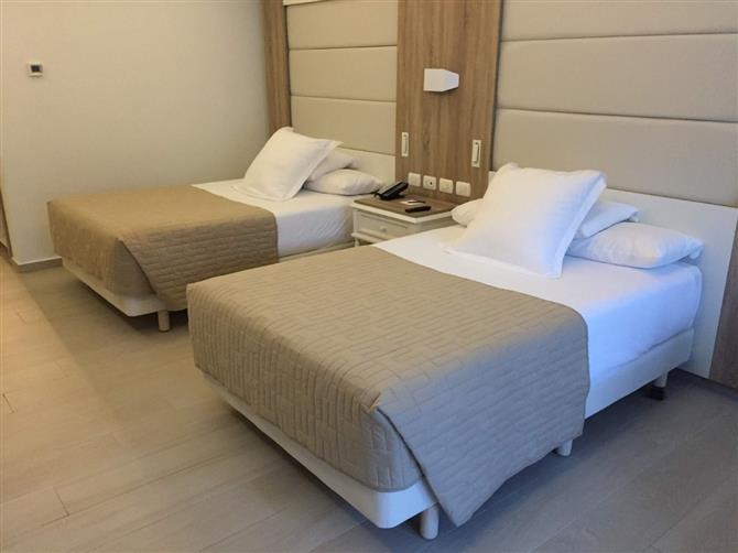 Os banheiros e área de frigobar dos dois modelos são semelhantes. Todos os hóspedes também têm acesso aos mesmos serviços, como concierge e mordomo 24h