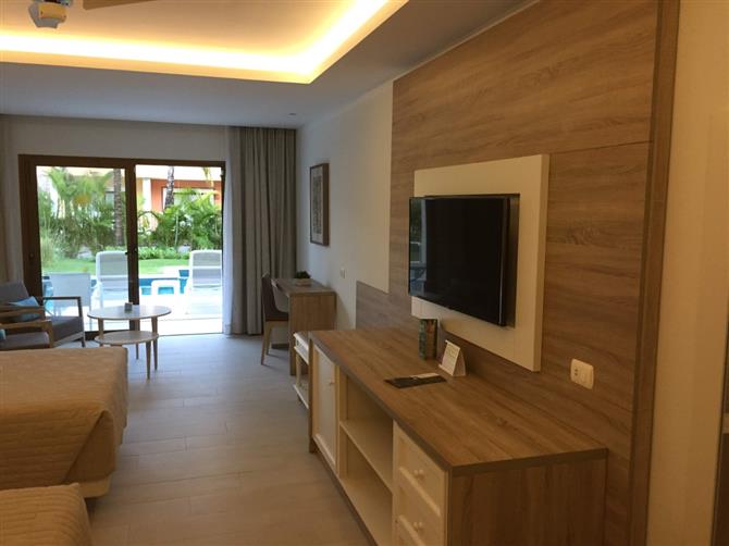 Os banheiros e área de frigobar dos dois modelos são semelhantes. Todos os hóspedes também têm acesso aos mesmos serviços, como concierge e mordomo 24h