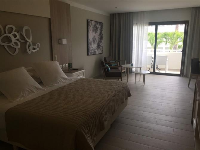 Os banheiros e área de frigobar dos dois modelos são semelhantes. Todos os hóspedes também têm acesso aos mesmos serviços, como concierge e mordomo 24h