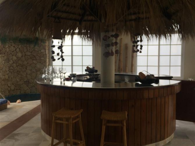 Os banheiros e área de frigobar dos dois modelos são semelhantes. Todos os hóspedes também têm acesso aos mesmos serviços, como concierge e mordomo 24h