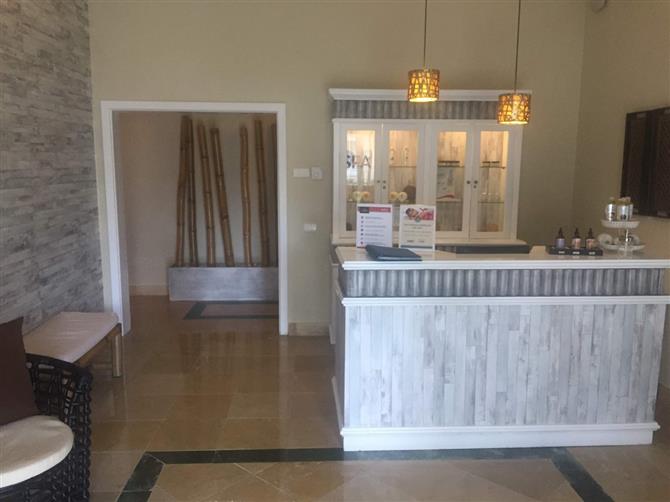 Os banheiros e área de frigobar dos dois modelos são semelhantes. Todos os hóspedes também têm acesso aos mesmos serviços, como concierge e mordomo 24h