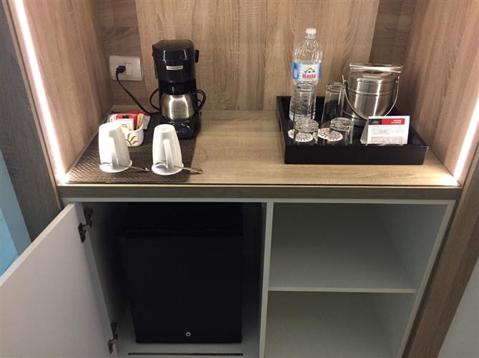 Os banheiros e área de frigobar dos dois modelos são semelhantes. Todos os hóspedes também têm acesso aos mesmos serviços, como concierge e mordomo 24h