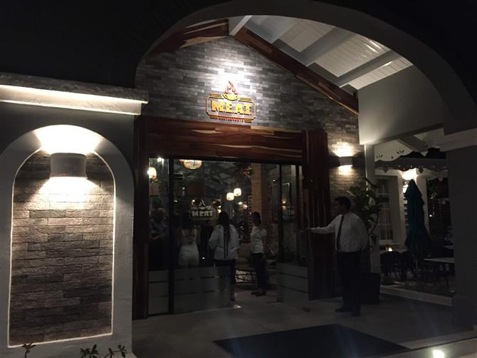 Os banheiros e área de frigobar dos dois modelos são semelhantes. Todos os hóspedes também têm acesso aos mesmos serviços, como concierge e mordomo 24h