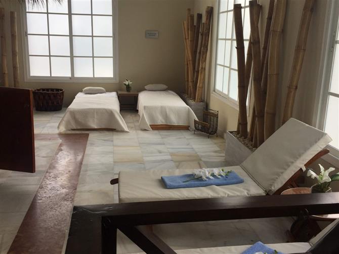 Os banheiros e área de frigobar dos dois modelos são semelhantes. Todos os hóspedes também têm acesso aos mesmos serviços, como concierge e mordomo 24h