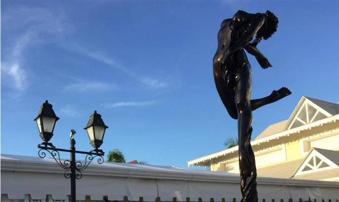 Os banheiros e área de frigobar dos dois modelos são semelhantes. Todos os hóspedes também têm acesso aos mesmos serviços, como concierge e mordomo 24h