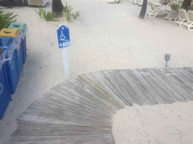 Os banheiros e área de frigobar dos dois modelos são semelhantes. Todos os hóspedes também têm acesso aos mesmos serviços, como concierge e mordomo 24h