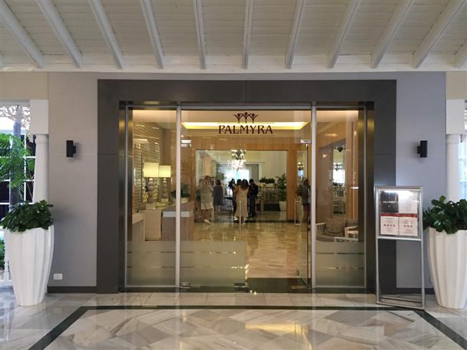 Os banheiros e área de frigobar dos dois modelos são semelhantes. Todos os hóspedes também têm acesso aos mesmos serviços, como concierge e mordomo 24h