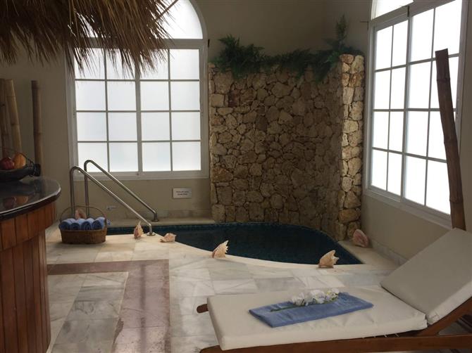 Os banheiros e área de frigobar dos dois modelos são semelhantes. Todos os hóspedes também têm acesso aos mesmos serviços, como concierge e mordomo 24h