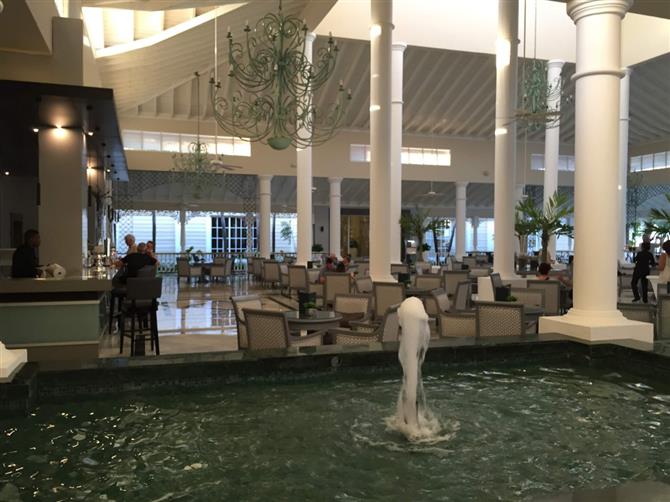 Os banheiros e área de frigobar dos dois modelos são semelhantes. Todos os hóspedes também têm acesso aos mesmos serviços, como concierge e mordomo 24h