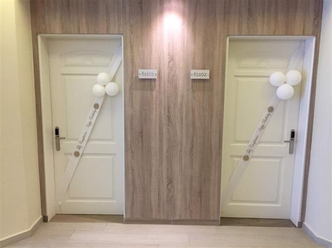 Os banheiros e área de frigobar dos dois modelos são semelhantes. Todos os hóspedes também têm acesso aos mesmos serviços, como concierge e mordomo 24h