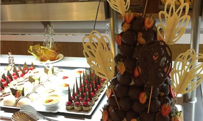 Os banheiros e área de frigobar dos dois modelos são semelhantes. Todos os hóspedes também têm acesso aos mesmos serviços, como concierge e mordomo 24h