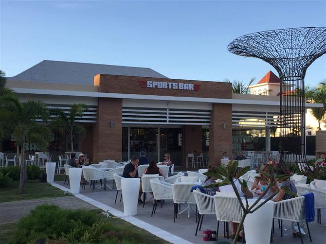 Os banheiros e área de frigobar dos dois modelos são semelhantes. Todos os hóspedes também têm acesso aos mesmos serviços, como concierge e mordomo 24h