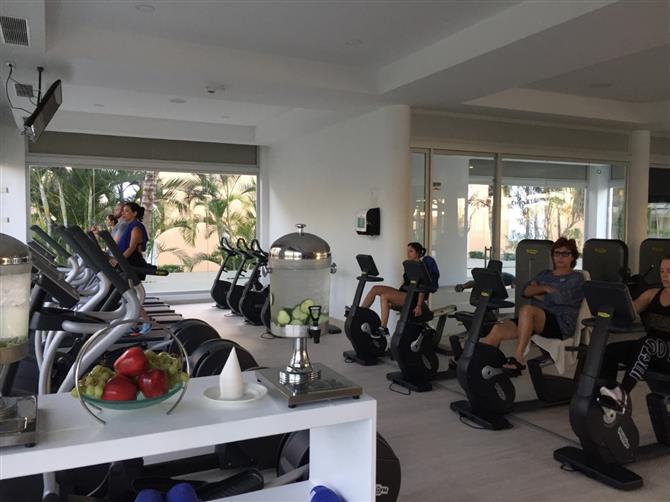 Os banheiros e área de frigobar dos dois modelos são semelhantes. Todos os hóspedes também têm acesso aos mesmos serviços, como concierge e mordomo 24h