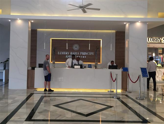 Os banheiros e área de frigobar dos dois modelos são semelhantes. Todos os hóspedes também têm acesso aos mesmos serviços, como concierge e mordomo 24h