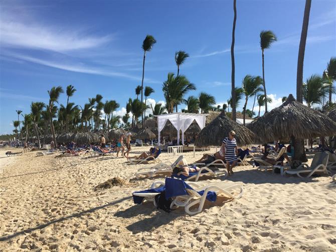 Os banheiros e área de frigobar dos dois modelos são semelhantes. Todos os hóspedes também têm acesso aos mesmos serviços, como concierge e mordomo 24h