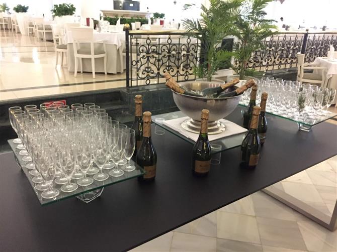 Os banheiros e área de frigobar dos dois modelos são semelhantes. Todos os hóspedes também têm acesso aos mesmos serviços, como concierge e mordomo 24h