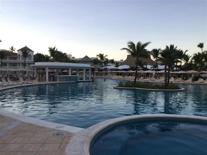 Os banheiros e área de frigobar dos dois modelos são semelhantes. Todos os hóspedes também têm acesso aos mesmos serviços, como concierge e mordomo 24h