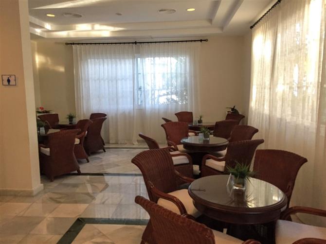 Os banheiros e área de frigobar dos dois modelos são semelhantes. Todos os hóspedes também têm acesso aos mesmos serviços, como concierge e mordomo 24h