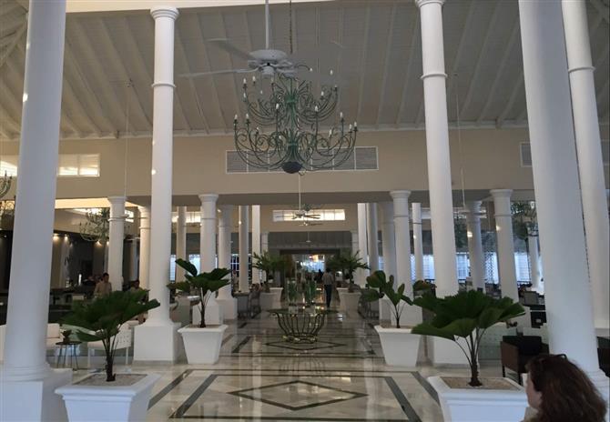 Os banheiros e área de frigobar dos dois modelos são semelhantes. Todos os hóspedes também têm acesso aos mesmos serviços, como concierge e mordomo 24h