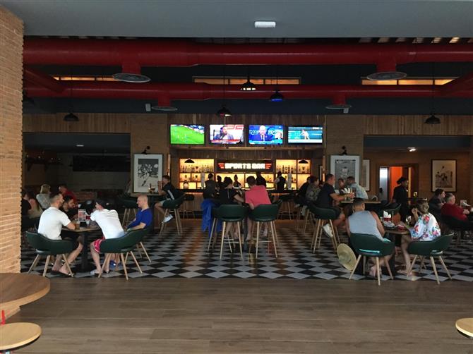 Os banheiros e área de frigobar dos dois modelos são semelhantes. Todos os hóspedes também têm acesso aos mesmos serviços, como concierge e mordomo 24h