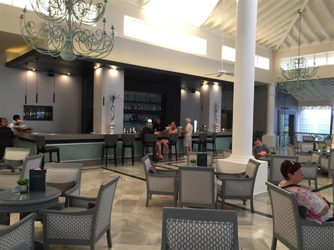 Os banheiros e área de frigobar dos dois modelos são semelhantes. Todos os hóspedes também têm acesso aos mesmos serviços, como concierge e mordomo 24h