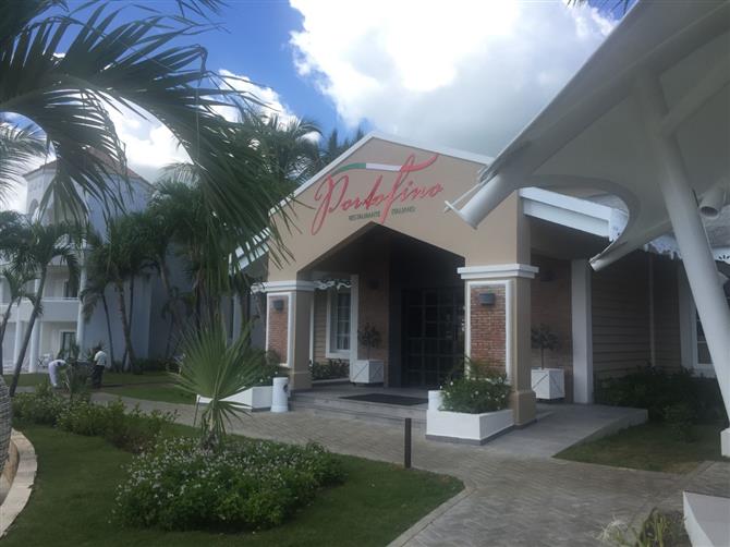 Os banheiros e área de frigobar dos dois modelos são semelhantes. Todos os hóspedes também têm acesso aos mesmos serviços, como concierge e mordomo 24h